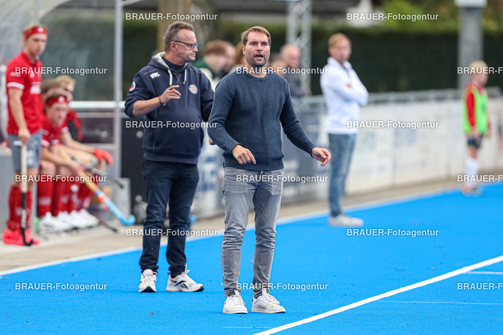 Crefelder HTC und Club an der Alster   | Krefeld, Deutschland 24.09.2022,Sportlicher Leiter Johannes Schmitz (Crefelder HTC) gestikuliert, Gestik, 

beim 1. Bundesliga Spiel der Herren zwischen Crefelder HTC und Club an der Alster  auf der Gerd Wellen Hockeyanlage am 24. September 2022 in Krefeld.

(Foto: BRAUER-Fotoagentur)
 
