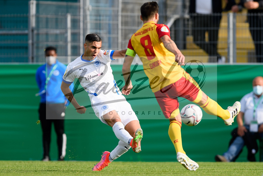 LOTKSC20210809_103 | Fussball, Herren: Cinar Sansar (Sportfreunde Lotte) und Jerome Gondorf (Karlsruher SC) im Zweikampf beim Spiel der 1. Runde im DFB-Pokal zwischen SF Lotte und Karlsruher SC im Stadion am Lotter Kreuz am 09.08.2021 in Lotte, Deutschland.DFB / DFL REGULATIONS PROHIBIT ANY USE OF PHOTOGRAPHS AS IMAGE SEQUENCES AND/OR QUASI-VIDEO. - Realisiert mit Pictrs.com