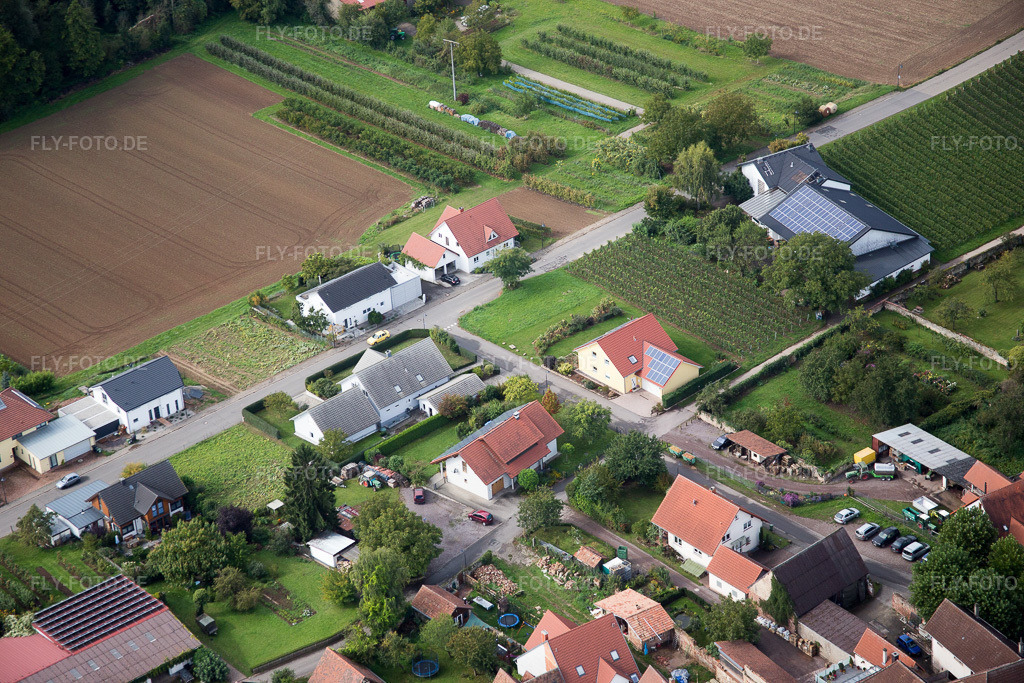 Luftbild: Am Pfarrgarten im Ortsteil Heuchelheim in Heuchelheim-Klingen im Bundesland Rheinland-Pfalz in Deutschland. Foto: IMG_072661.jpg vom 19.09.2014 durch Werner Riehm/FLY-FOTO.de
