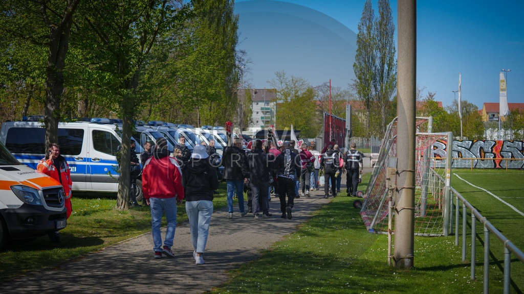 Fußball, Herren, Saison 2025/2026, Brandenburgliga, 23. Spieltag, Brandenburger SC Süd 05 vs. BSG Stahl Brandenburg, Samstag 25.04.2026, Werner-Seelenbinder-Sportplatz Brandenburg an der Havel | Fußball, Herren, Saison 2025/2026, Brandenburgliga, 23. Spieltag, Brandenburger SC Süd 05 vs. BSG Stahl Brandenburg, Samstag 25.04.2026, Werner-Seelenbinder-Sportplatz Brandenburg an der Havel, Im Bild: Die Fans des Brandenburger SC Süd auf dem Weg ins Stadion vorbei an aufgereihten Einsatzfahrzeugen der Polizei - Realisiert mit Pictrs.com