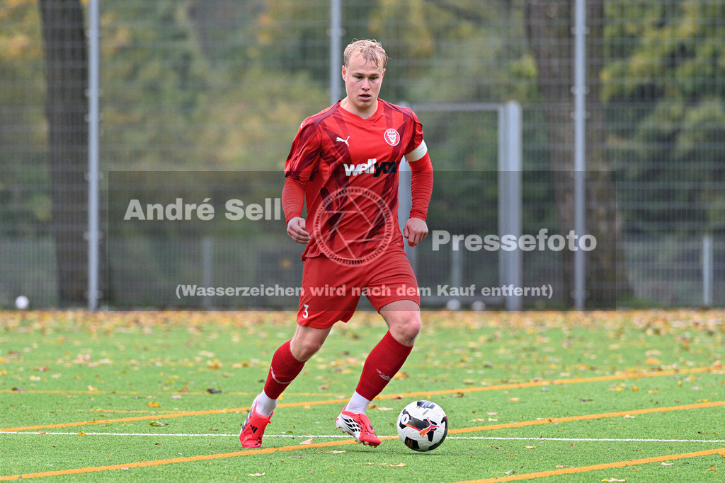 FC Kilia Kiel vs SC Rapid Lübeck | Ove Witt (Kilia #3) / Fußball-Oberliga Männer 2026/2027 / FC Kilia Kiel vs SC Rapid Lübeck / Kilia Sportplatz / Kiel / 24.10.26 - Realisiert mit Pictrs.com