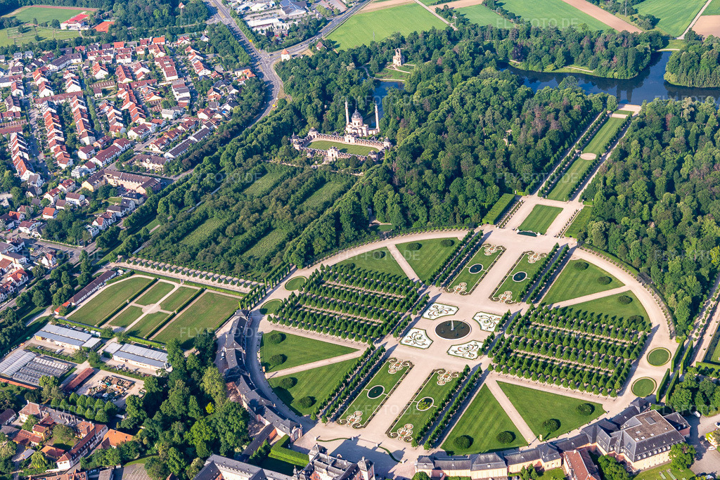 Luftbild: Rokoko Parkanlage des Garten und Schloss Schwetzingen in Schwetzingen im Bundesland Baden-Württemberg in Deutschland. Foto: IMG_114230.jpg vom 26.05.2019 durch Werner Riehm/FLY-FOTO.de