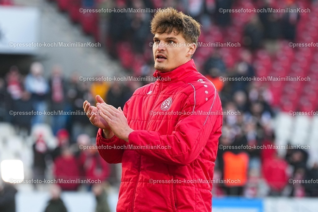 xYDRx24012601084 | 24.01.2026, xydrx, Fußball, 3.Liga, Rot-Weiss Essen - TSV Havelse, Saison 2025 2026, Stadion an der Hafenstraße: Marek Janssen (Rot-Weiss Essen #20) freut sich über den Sieg   DFB regulations prohibit any use of photographs as image sequences and or quasi-video. Photo: xYannisxDreimannxPressefotoKochx