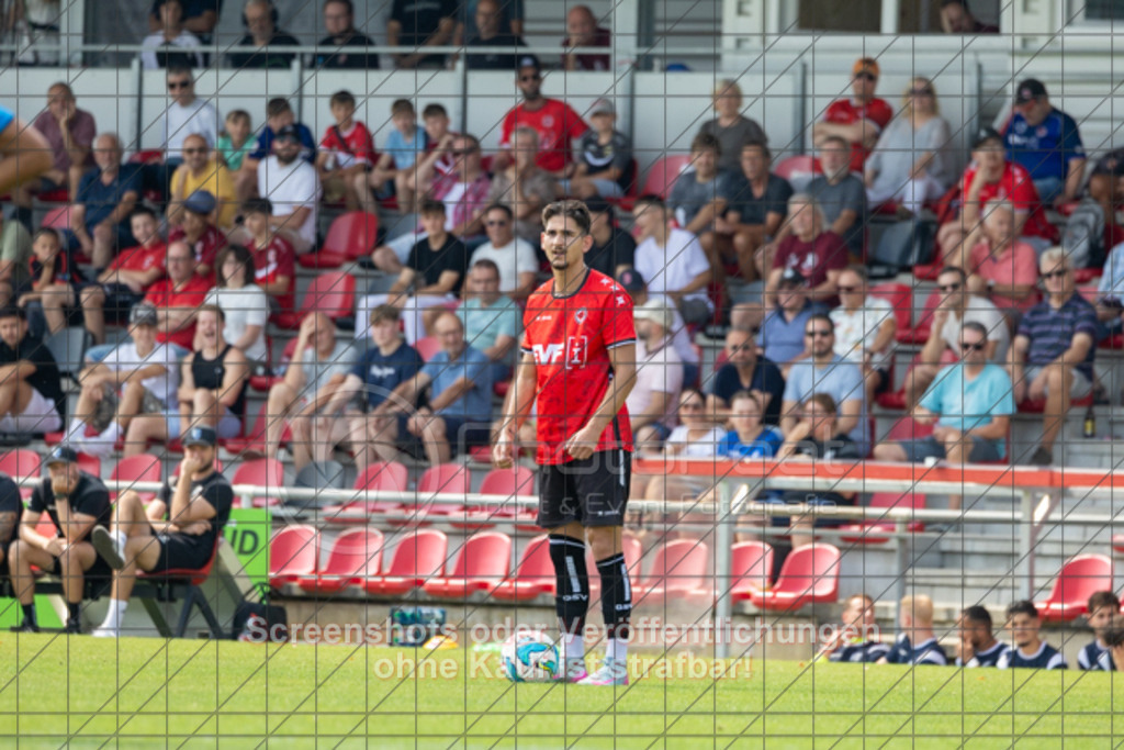 20250816_141247_0251 | #,1.Göppinger SV (rot) vs. FSV 08 Bietigheim-Bissingen (blau), Fußball, Oberliga BW, wfv, 03. Spieltag, Saison 2025/2026, Rasensportplatz Stadion SV Göppingen, Hohenstaufenstr. 116, 73033 Göppingen, 16.08.2025 - 14:00 Uhr,Foto: PhotoPeet-Sportfotografie/Peter Harich