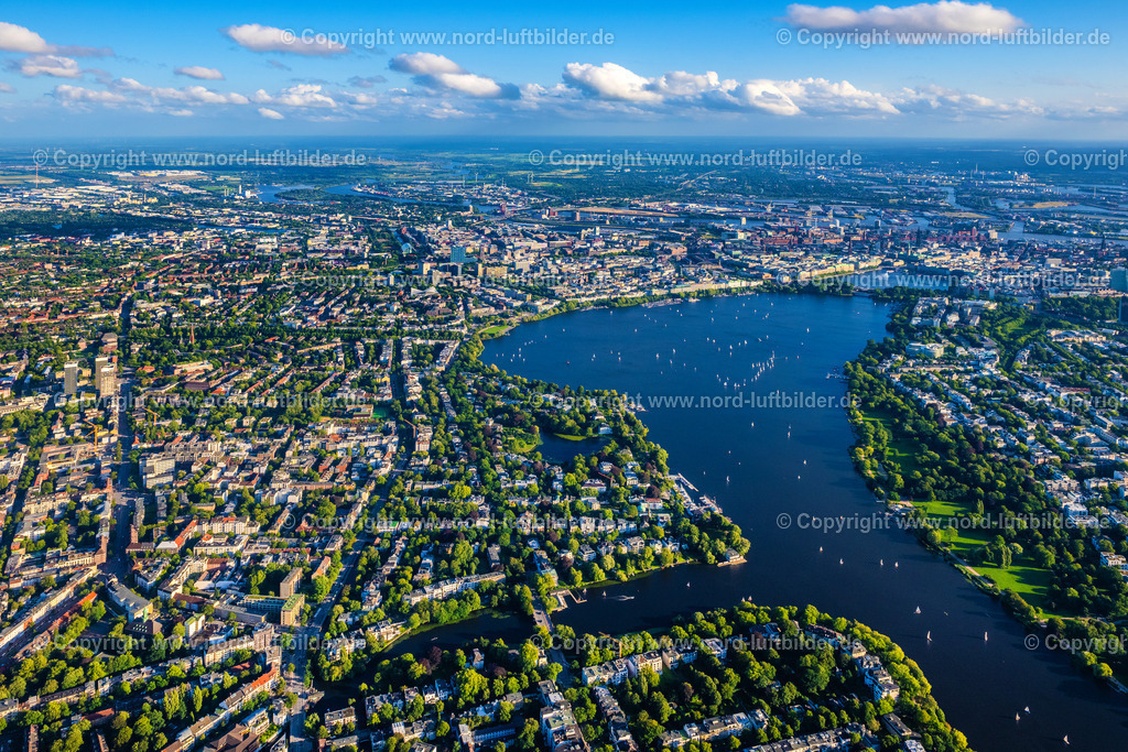 Hamburg_Uhlenhorst_ELS_2650090823 | HAMBURG 09.08.2023 Fluß - Brückenbauwerk zur Überquerung der Langenzugbrücke am Kanal Langer Zug im Ortsteil Winterhude in Hamburg, Deutschland. // River - bridge construction of Langenzugbruecke at the canal Langer Zug in the district Winterhude in Hamburg, Germany. Foto: Martin Elsen