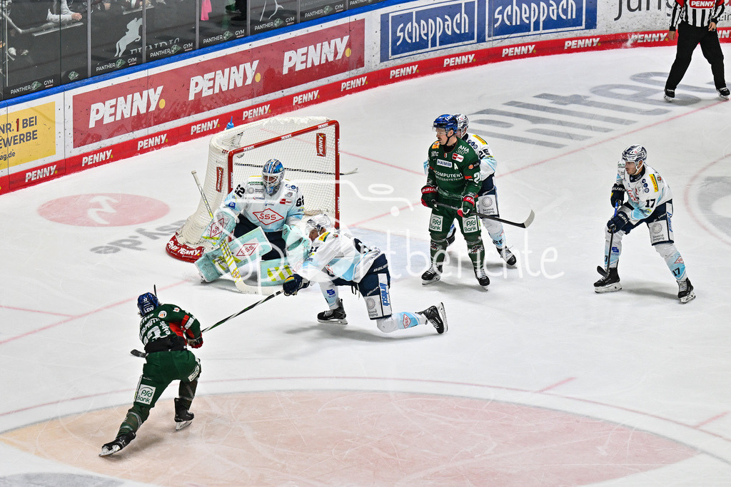 Augsburger Panther - Dresdner Eislöwen | AUGSBURG, GERMANY - 04. DECEMBER: der Schuss von Tim WOHLGEMUTH (Augsburger Panther 33) geht knapp am Tor vorbei während dem Match zwischen den Augsburger Panthern und den Dresdner Eislöwen am 25 Spieltag der PENNY DEL im Curt Frenzel Stadion