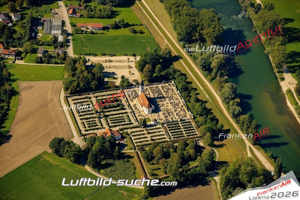 Das Luftbild zeigt : Kirche St Jakob Plattling - Die Luftaufnahme wurde 2023 vom UL-Flugzeug aus erstellt ( keine Drohne ) - Hochauflösende Luftaufnahme - Für grossformatige Ausdrucke geeignet. Die Geschenkidee !Mit Lizenz und Bildrechte bestellbar