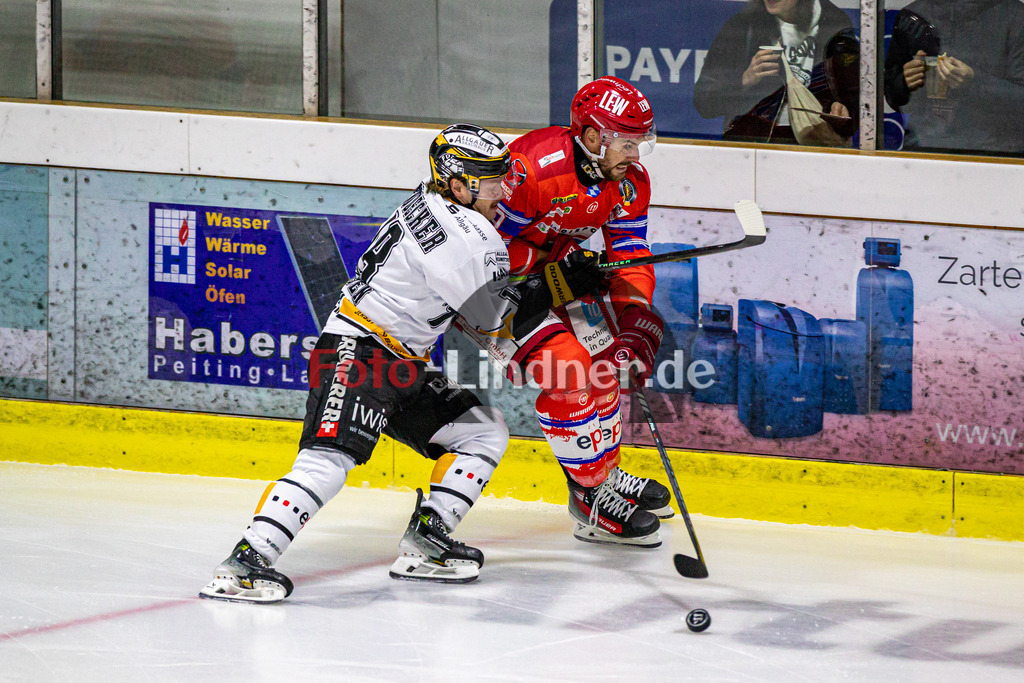 EC Peiting vs EV Füssen | Eishockey Oberliga Süd Vorrunde 2024/2025, EC Peiting vs EV Füssen, 20241002,Zweikampf zwischen Bauer NEUDECKER (EVF 18) und Felix LINDEN (ECP 49),2024-10-02 in Peiting (Eisstadion)Bauer NEUDECKER (EVF 18), Felix LINDEN (ECP 49)Copyright: WolfgangxLindner foto-lindner.de