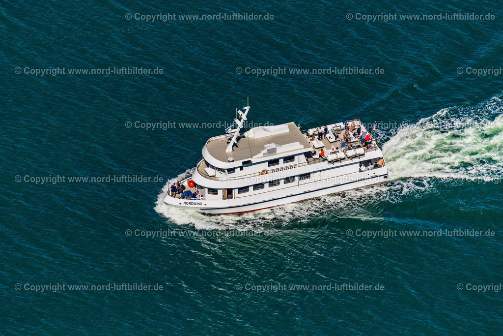 Sassnitz_MS_Nordwind_Reederei_Lojewski_Personen_Fahrgastschiff_ELS_5293100822 | SASSNITZ 10.08.2022 Fahrt des Passagier- und Fahrgast- Schiff NORDWIND in Sassnitz an der Ostseeküste im Bundesland Mecklenburg-Vorpommern, Deutschland. Weiterführende Informationen bei: REEDEREI LOJEWSKI. // Passenger ship NORDWIND in Sassnitz at the baltic sea coast in the state Mecklenburg - Western Pomerania, Germany. Further information at: REEDEREI LOJEWSKI. Foto: Martin Elsen