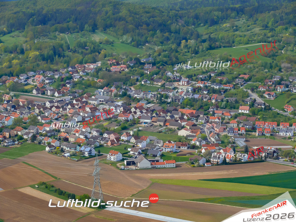 Die Luftaufnahme der Stadt Hallstadt wurde vom UL-Flugzeug heraus erstellt ( keine Drohne )- hohe Auflösung für beste Qualität