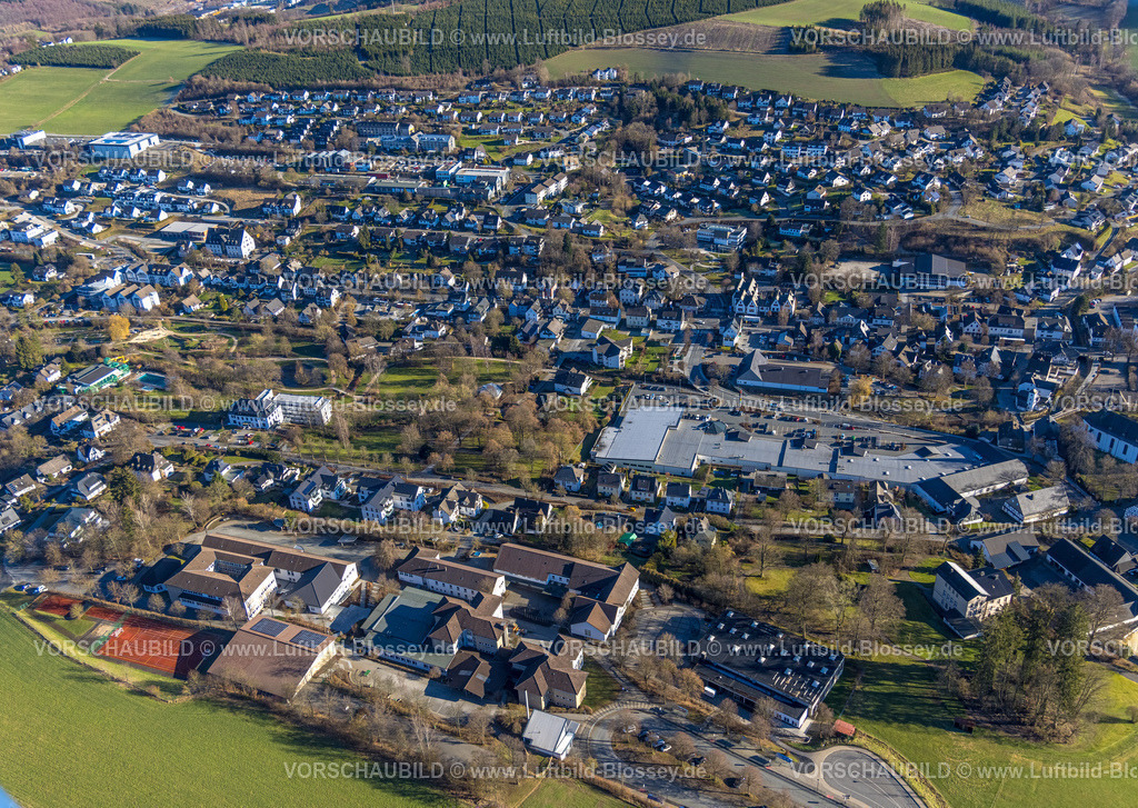 Eslohe230205102 | Luftbild, Schulzentrum mit Realschule, Christine-Koch-Hauptschule, Brüder-Grimm-Schule, Raphael-Schule, Kurpark, Einkaufszentrum Esselmarkt, Eslohe, Sauerland, Nordrhein-Westfalen, Deutschland