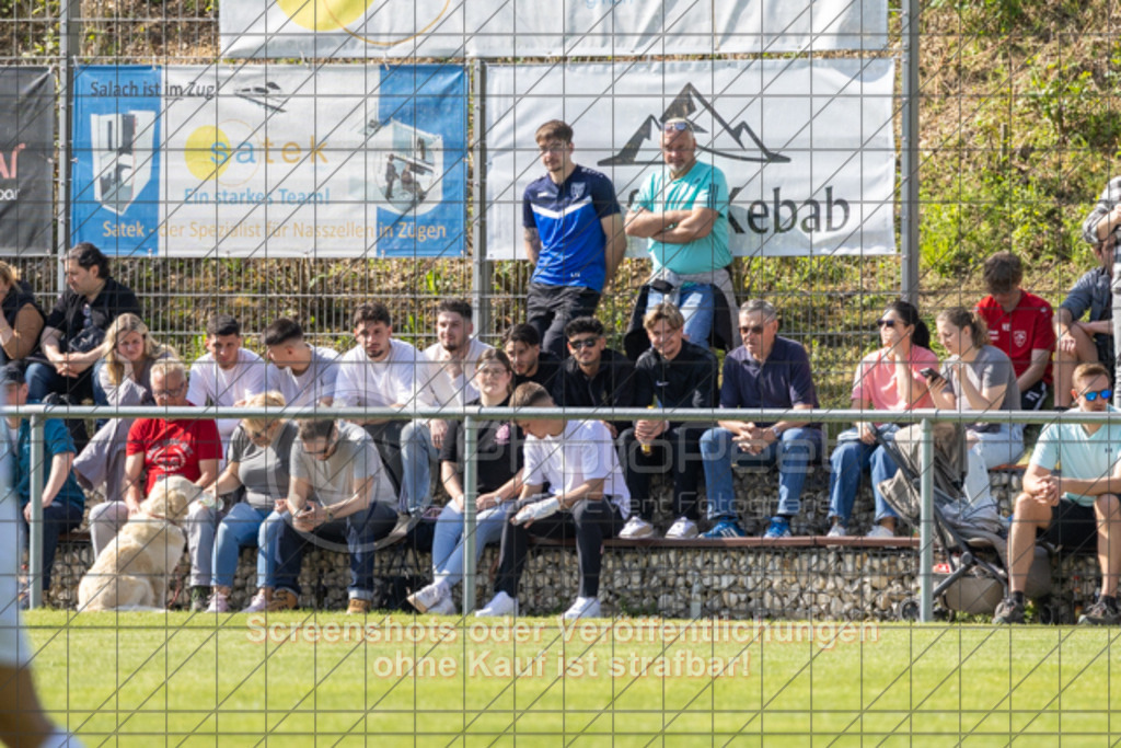 20250427_161527_0036 | #,TSG Salach (blau) vs. 1.FC Eislingen (weiß), Fußball, Bezirksliga - Bezirk Neckar/Fils, 24. Spieltag, Saison 2024/2025, Rasensportplatz, Staufenecker Str. 41, 73084 Salach, 27.04.2025 - 15:00 UhrFoto: PhotoPeet-Sportfotografie/Peter Harich