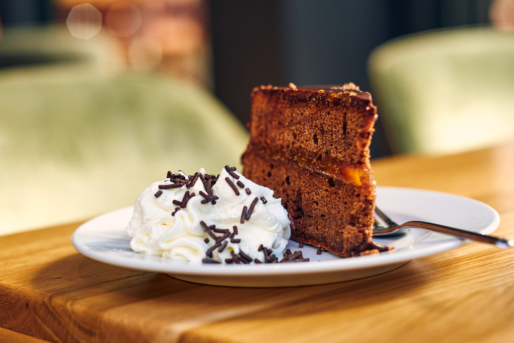 Luftburg Kolarik, eine Sachertorte mit Schlagobers | WIen, Austria - February 24, 2022; Luftburg Kolarik, eine Sachertorte mit Schlagobers auf dem Tisch stehend. - Realisiert mit Pictrs.com