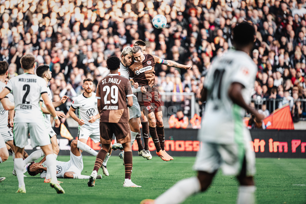 Fußball | Männer | Saison 2024/2025  | Fußball-Bundesliga | 8. Spieltag | FC St. Pauli vs. VfL Wolfsburg | 26.10.2024 | v.l. Jonas Wind (#23, VfL Wolfsburg) und Jackson Irvine (#7, FC St. Pauli) hauen die Köpfe aneinander beim Kopfballduell