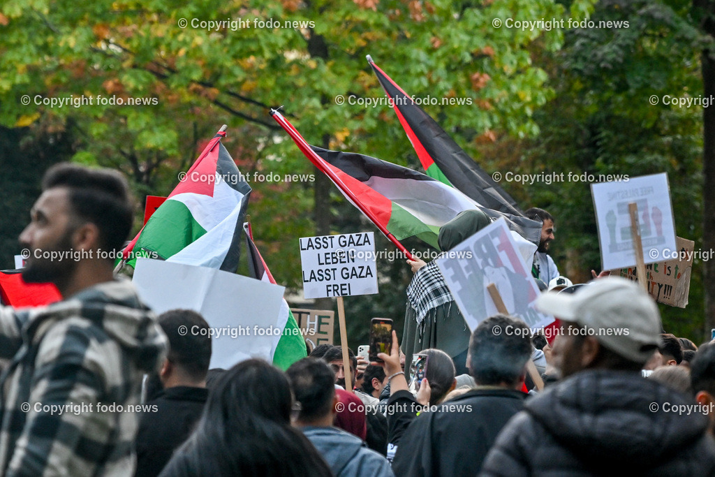Demonstration_ Paleastina_ Linz_ 22.10.2023-72 | 22.10.2023, Linz, AUT, Demonstration Paleastina in Linz Volksgarten, im Bild Palästina, Gaza, Demoteilnehmer, Teilnehmer, Kundgebung, Plakate, Fahnen, Polizei, Beamte, Polizeifahrzeuge, Einsatzkraefte