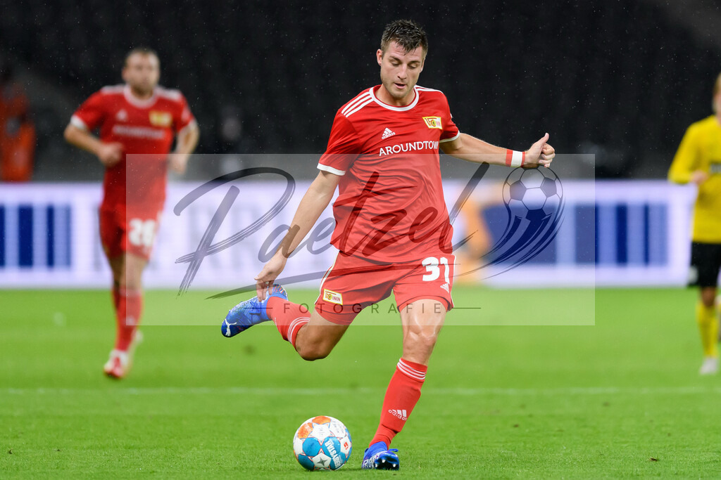 FCUKUO20210826_138 | Fussball, Herren: Robin Knoche (1.FC Union Berlin) in Aktion, am Ball, Einzelaktion beim Spiel der UEFA Conference League zwischen 1. FC Union Berlin und Kuopion PS im Olympiastadion am 26.08.2021 in Berlin, Deutschland. - Realisiert mit Pictrs.com