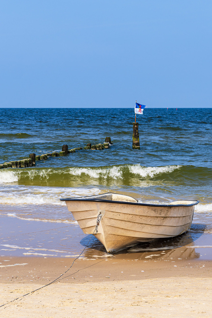 Fischerboot und Buhne am Strand von Bansin auf der Insel Usedom | Fischerboot und Buhne am Strand von Bansin auf der Insel Usedom.