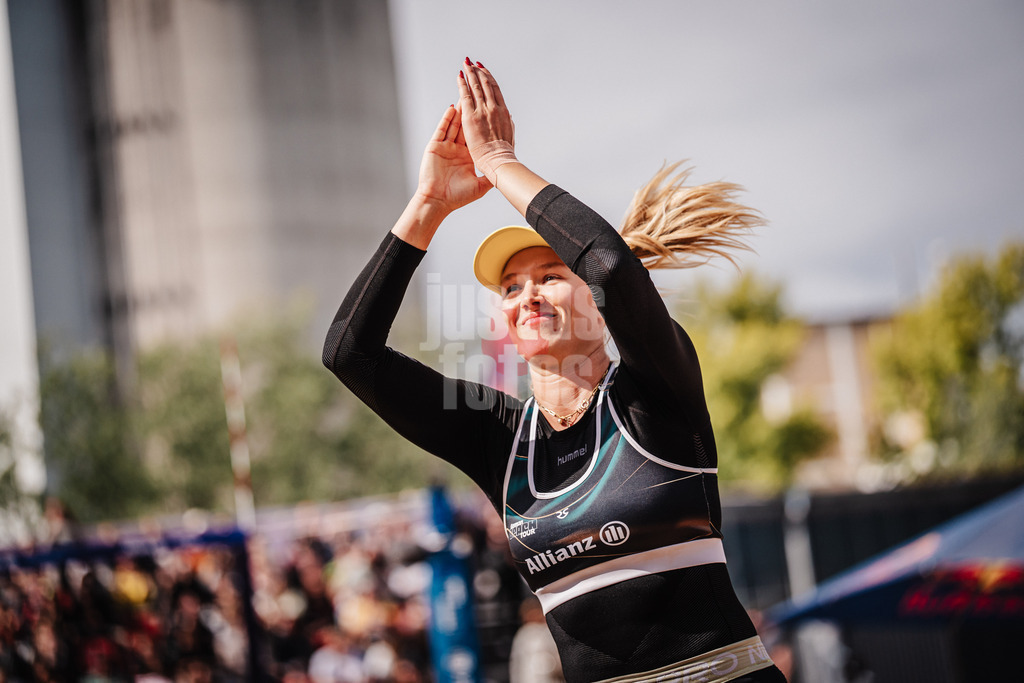 Beachvolleyball | Frauen | Allianz German Beach Tour 2025 | Tourstop Berlin | 23.08.2025 | Chenoa Christ läuft in das Stadion ein