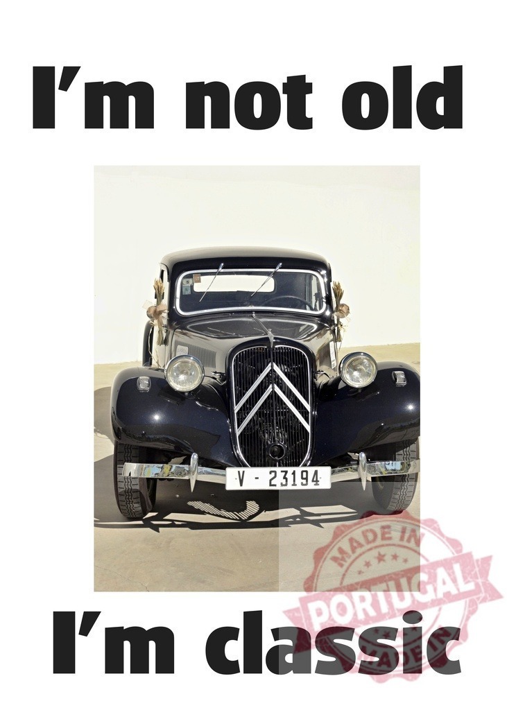 Citroën classic car with I'm not old I'm classic text | Vintage Citroën Traction Avant car on display with a funny quote about classic design - Realisiert mit Pictrs.com