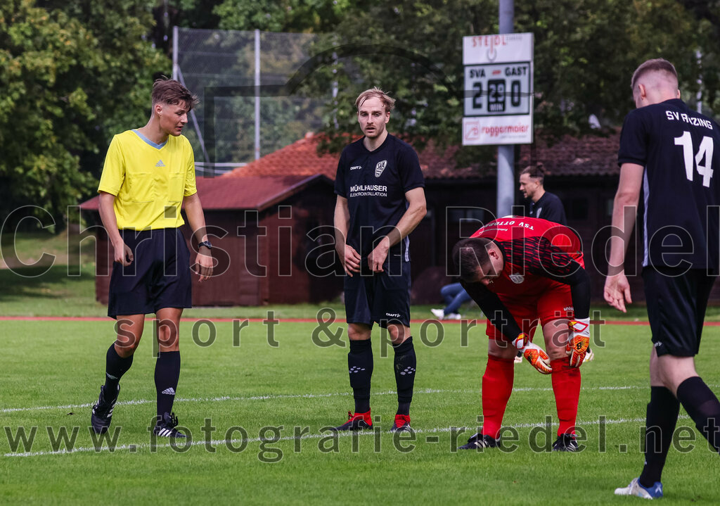 2023-09-03_079_SV_Anzing_gegen_TSV_Ottobrunn | Anzing, Deutschland, 03.09.2023:
Fußball, Kreisliga 2023 / 2024, Testspiel, 3. Spieltag, Endergebnis: 3:0

Elfmeter nach dem Foul an Peter Rauch (SV Anzing, #6)
Schiedsrichter Maximilian Biertümpfel, Adrian Blumberg (SV Anzing, #10), Torwart Florian Lerch (TSV Ottobrunn, #1), Gabriel Thul (SV Anzing, #14)

Foto: Christian Riedel / fotografie-riedel.net