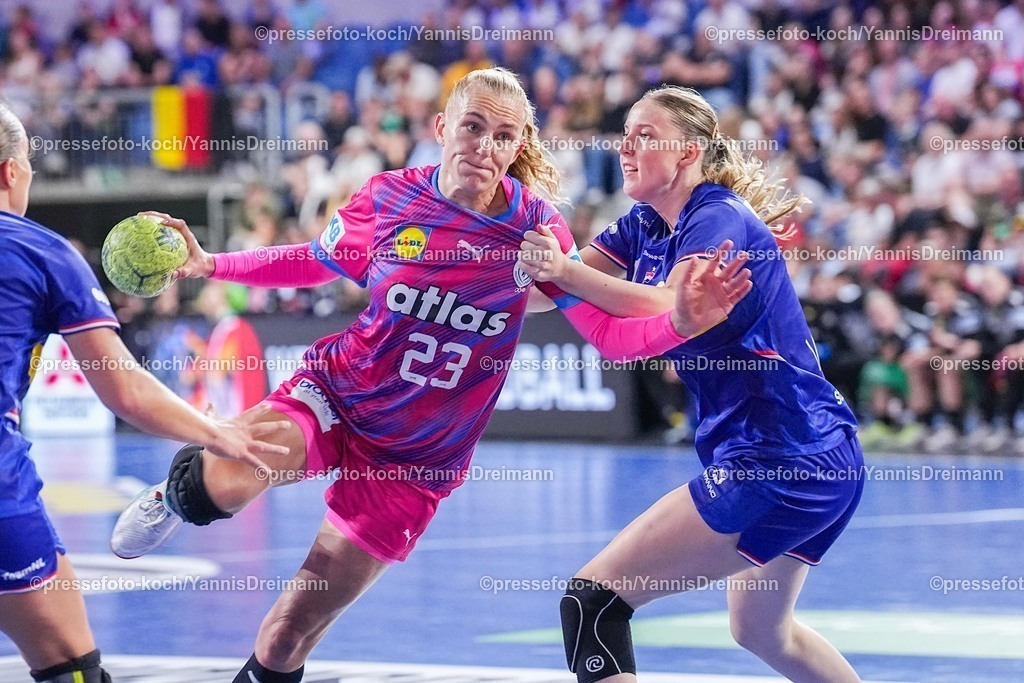 xydrx21092501022 | 21.09.2025, xydrx, Handball, Frauen Länderspiel, Deutschland - Niederlande, YAILA Arena: Annika Lott (GER #23) im Zweikampf gegen Judith van der Helm (NED #14)