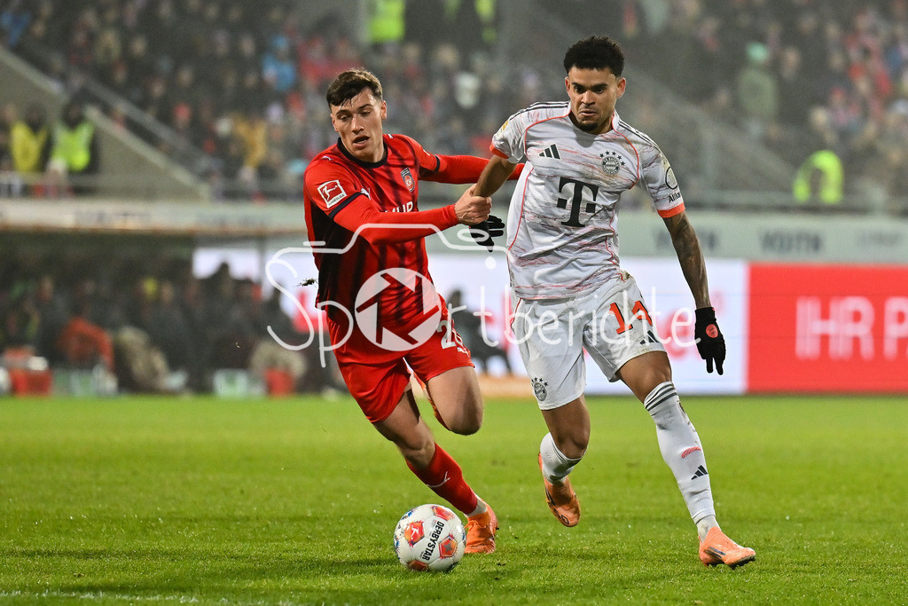 1. FC Heidenheim - FC Bayern München | HEIDENHEIM, GERMANY - 21. DECEMBER: im Duell Luca KERBER (1. FC Heidenheim 20) und Luis DIAZ (FC Bayern Munich 14) während dem Bundesligamatch zwischen dem 1. FC Heidenheim und dem FC Bayern München am 15. Spieltag in der Voith-Arena / DFL REGULATIONS PROHIBIT ANY USE OF PHOTOGRAPHS AS IMAGE SEQUENCES AND/OR QUASI-VIDEO
