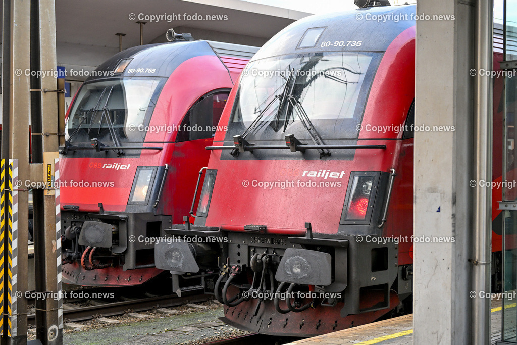 Hauptbahnhof Linz_ Bahnhofshalle_ Bahnsteig_ 26.12.2023-24 | 26.12.2023, Hauptbahnhof Linz, AUT, Bahnhofshalle und Bahnsteig, im Bild Bahnhofshalle, Bahnsteig, Zug, Fahrgaeste, Ticket, Ticketautomat, OEBB, Reisende, Gepaeck, Railjet, Westbahn, ICE, DB, Schild, Anzeigetafel, Linz