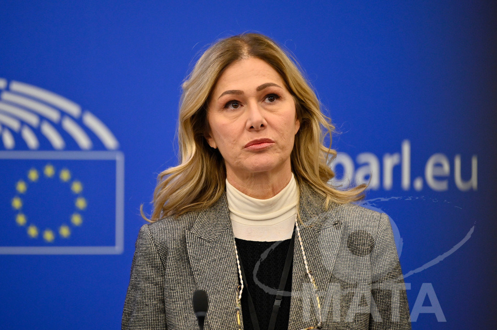 _DWI0031 | Politikerin Francesca Donato bei einer Pressekonferenz zum Thema 'Alarmierende Statistiken zu den Folgen des COVID-Lockdowns' im Europäischen Parlament. Straßburg, 18.01.2023 - Realisiert mit Pictrs.com