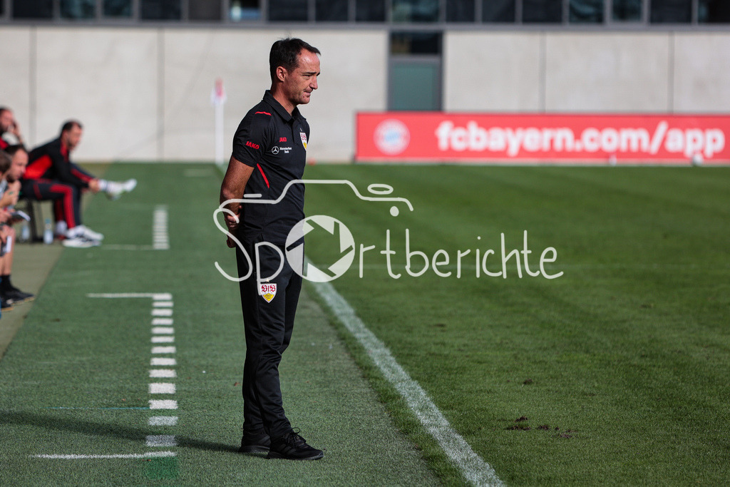 FC Bayern Muenchen U19 - VfB Stuttgart U19 | Vfb Trainer Nico WILLIG in Aktion