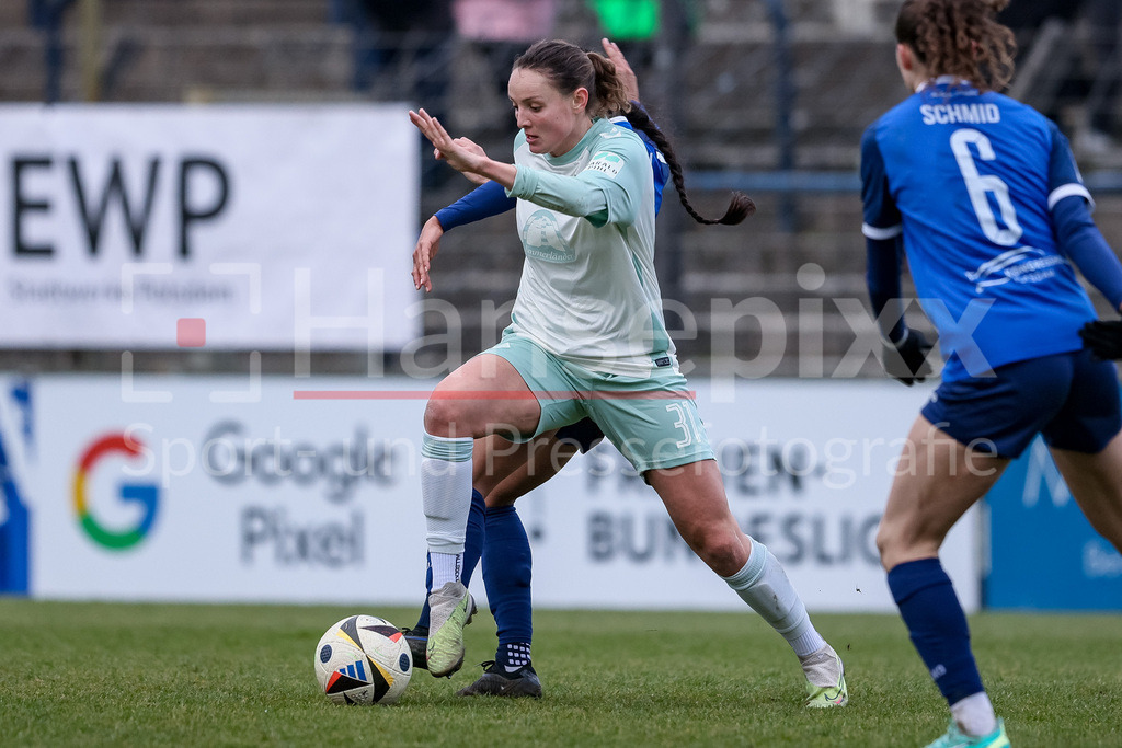 Fussball, Google Pixel Frauen-Bundesliga, 1. FFC Turbine Potsdam - SV Werder Bremen | v.li.: Verena Wieder (SV Werder Bremen, 31) am Ball, Einzelbild, Ganzkörper, Aktion, Action, Spielszene, DIE DFB-RICHTLINIEN UNTERSAGEN JEGLICHE NUTZUNG VON FOTOS ALS SEQUENZBILDER UND/ODER VIDEOÄHNLICHE FOTOSTRECKEN. DFB REGULATIONS PROHIBIT ANY USE OF PHOTOGRAPHS AS IMAGE SEQUENCES AND/OR QUASI-VIDEO.
