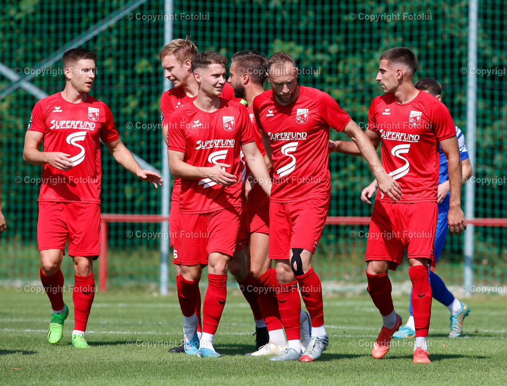 A_LUI_2608023_06 | SPORT,FUSSBALL,LT1 OOELIGA ASKOE OEDT-SPG FRIEDBURG/POENDORF 26.08.2023 IM BID: DIE SPIELER VON OEDT JUBELN UEBER DAS 1:0  FOTO:FOTOLUI