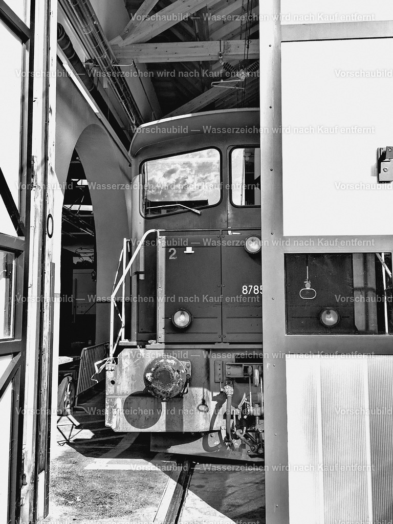 warten im Lokschuppen | im Depot SBB Historic in Erstfeld (Schweiz) - Realisiert mit Pictrs.com