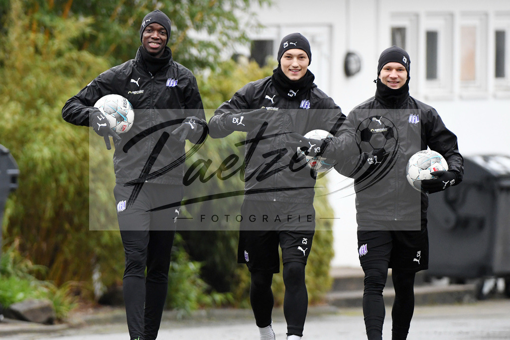 20200226_TRAOSN_0049 | Fussball, Herren: Assan Ceesay (VfL Osnabrueck), Sven Koehler (VfL Osnabrueck) und Bryan Henning (VfL Osnabrueck) schauen waehrend der Trainingseinheit des VfL Osnabrueck im Sportpark Illoshoehe am 26.02.2020 in Osnabrueck, Deutschland. - Realisiert mit Pictrs.com