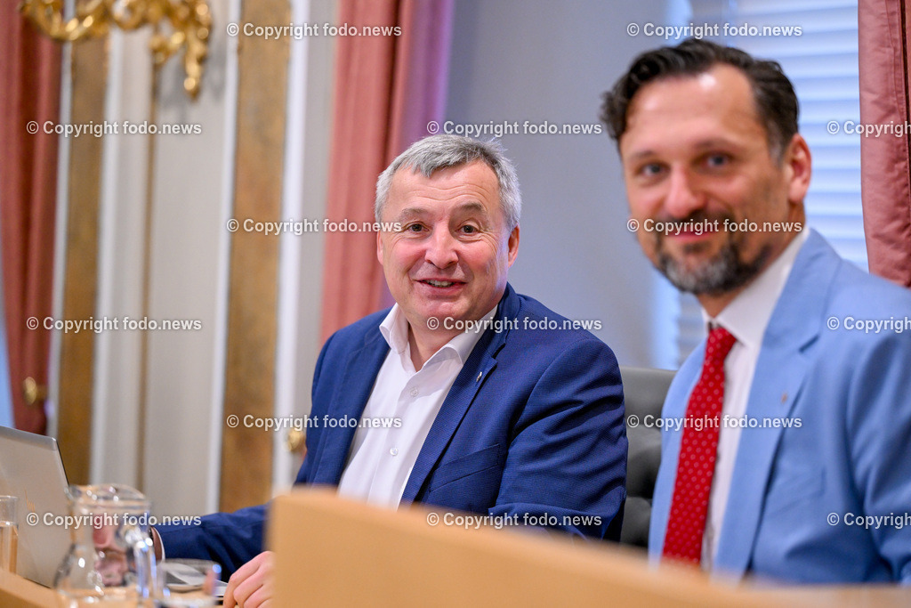 Landhaus Linz_ Promenade_ Landtagssitzung_ 11.04.2024-21 | 11.04.2024, Landhaus Linz AUT, Promenade, Landtagssitzung, im Bild Rudolf Hoscher (Direktor des Ooe Landesrechnungshofes), Thomas Schaeffer (Landesamtsdirektor Land Ooe)