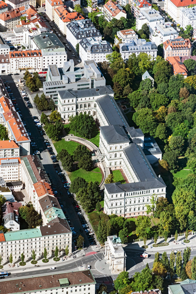 dr__0093044.jpg | MüNCHEN 01.10.2021 Gebäude der Akademie der Bildenden Künste München im Bundesland Bayern. Die auch als Kunstakademie bekannte Kunsthochschule liegt an der Akademiestraße im Ortsteil Maxvorstadt. // Building complex of the university Kunstakademie in Munich in the state Bavaria. Foto: Daniel Reiter