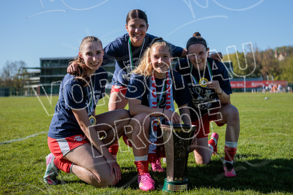 Gipfeltreffen der Frauen: Finale um den Sachsenlotto Landespokal 2026 | Am 1. Mai 2026 trafen im Endspiel des Sachsenlotto Landespokals die Frauen des Chemnitzer FC und die zweite Mannschaft von RasenBallsport Leipzig aufeinander. Vor stimmungsvoller Kulisse kämpften beide Teams ab 15:00 Uhr um die begehrte Trophäe des sächsischen Fußballs. Diese Galerie zeigt die Highlights, packende Zweikämpfe und die emotionalsten Momente des Finaltags. - Realisiert mit Pictrs.com
