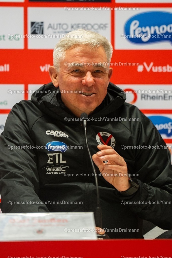 xYDR28022502088 | 28.02.2025, xydrx, Fußball, Viktoria Köln - 1.FC Saarbrücken, 3.Liga, Sportpark Höhenberg, Saison 2024 2025: Olaf Janßen (Cheftrainer Viktoria Köln) bei der Pressekonferenz. DFB regulations prohibit any use of photographs as image sequences and or quasi-video.