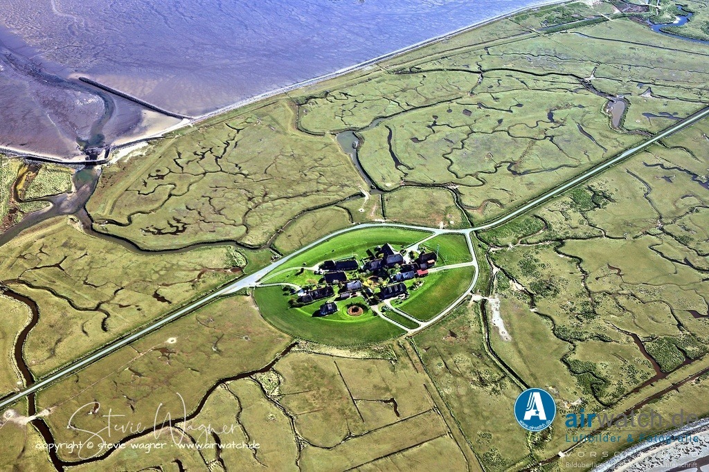 Auf der Hallig Langeneß gibt es verschiedene Sehenswürdigkeiten - Luftbild | Auf der Hallig Langeneß gibt es verschiedene Sehenswürdigkeiten zu besichtigen. Die Schutzstation Wattmeer auf der Hanswarft ist ein wichtiger Ort, wo Besucher über die Hallig, das Leben in früheren Zeiten sowie das Biosphärenreservat informiert werden können.