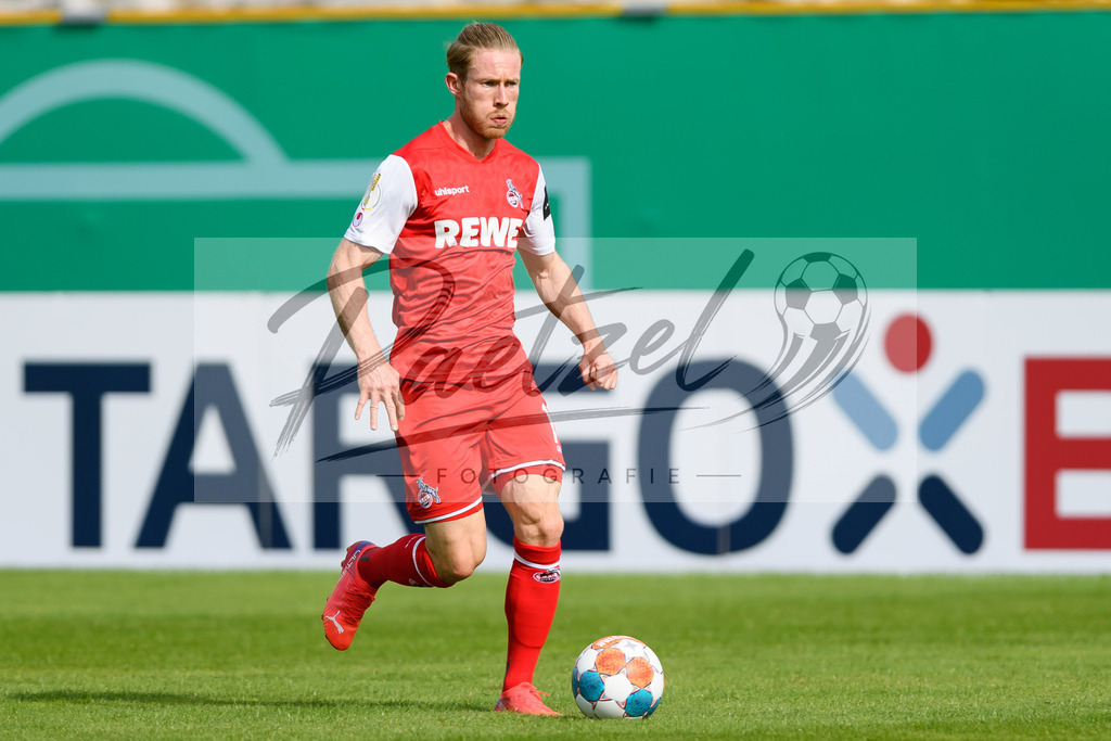 JENKOE20210808_220 | Fussball, Herren: Florian Kainz (1. FC Koeln) in Aktion, am Ball, Einzelaktion beim Spiel der 1. Runde im DFB-Pokal zwischen FC Carl Zeiss Jena und 1. FC Koeln im Ernst-Abbe-Sportfeld am 08.08.2021 in Jena, Deutschland.DFB / DFL REGULATIONS PROHIBIT ANY USE OF PHOTOGRAPHS AS IMAGE SEQUENCES AND/OR QUASI-VIDEO. - Realisiert mit Pictrs.com
