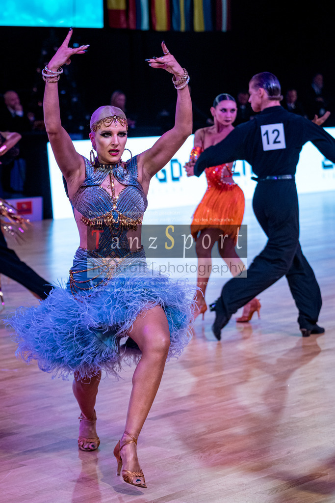 20251212_WDSF_World_Ch_Cup_RS-Lat_0888-2 | Tanzsportbilder, Standardtanz, Lateintanz, WDSF, DTV, LTVB, dancecomp, goc, hessen tanzt, blaues band der spree, walzer, tango, wiener walzer, slowfox, quickstepp, samba, rumba, cha-cha-cha, paso doble. jive, hd-kroft photography, turniertanzsport