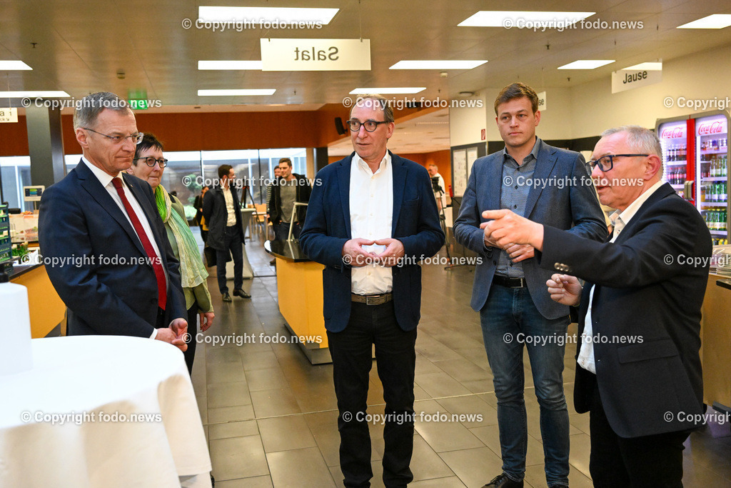 Pressekonferenz mit BM Rauch_ LH Stelzer_ LR Kaineder_ Mehr Transparenz am Teller_ 24.04.2023-14 | 24.04.2023, LDZ Linz, AUT, Pressekonferenz Pressekonferenz mit BM Rauch, LH Stelzer, LR Kaineder, Mehr Transparenz am Teller – Verpflichtende Herkunftskennzeichnung in der Gemeinschaftsverpflegung kommt und staerkt heimische Landwirtschaft – Betriebskueche des Landes Ooe informiert seit Jahren und ist Vorbildbetrieb bei Umsetzung, im Bild LH Thomas Stelzer (VP), Ulrike Schwarz (Die Gruenen, LAbg.), BM Johannes Rauch (Die Grünen, Soziales, Gesundheit, Pflege und Konsumentenschutz), LR Stefan Kaineder (Die Gruenen), Christian Huegelsberger (Leiter Betriebskueche Land Ooe)