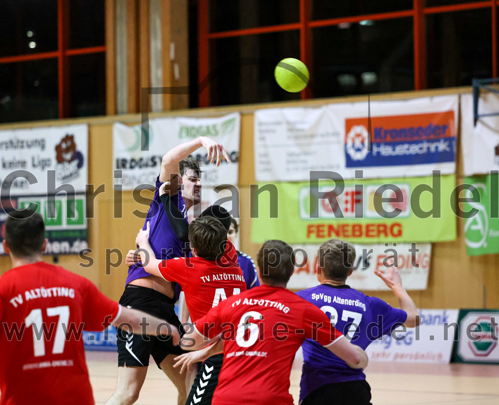 2022-11-12_042_SpVgg_Altenerding_III_gegen_TV_Altoetting_II | Erding, Deutschland, 12.11.2022:
Handball, Bezirksklasse Männer 2022 / 2023, 4. Spieltag, SpVgg Altenerding III gegen TV Altötting II, Endergebnis: 32:25

Ferdinand Ewald (SpVgg Altenerding, #19), Johannes Petershofer (TV Altötting, #44), Christian Ecker (TV Altötting, #6), Luca Niklas Hoehl (SpVgg Altenerding, #27)

Foto: Christian Riedel / fotografie-riedel.net