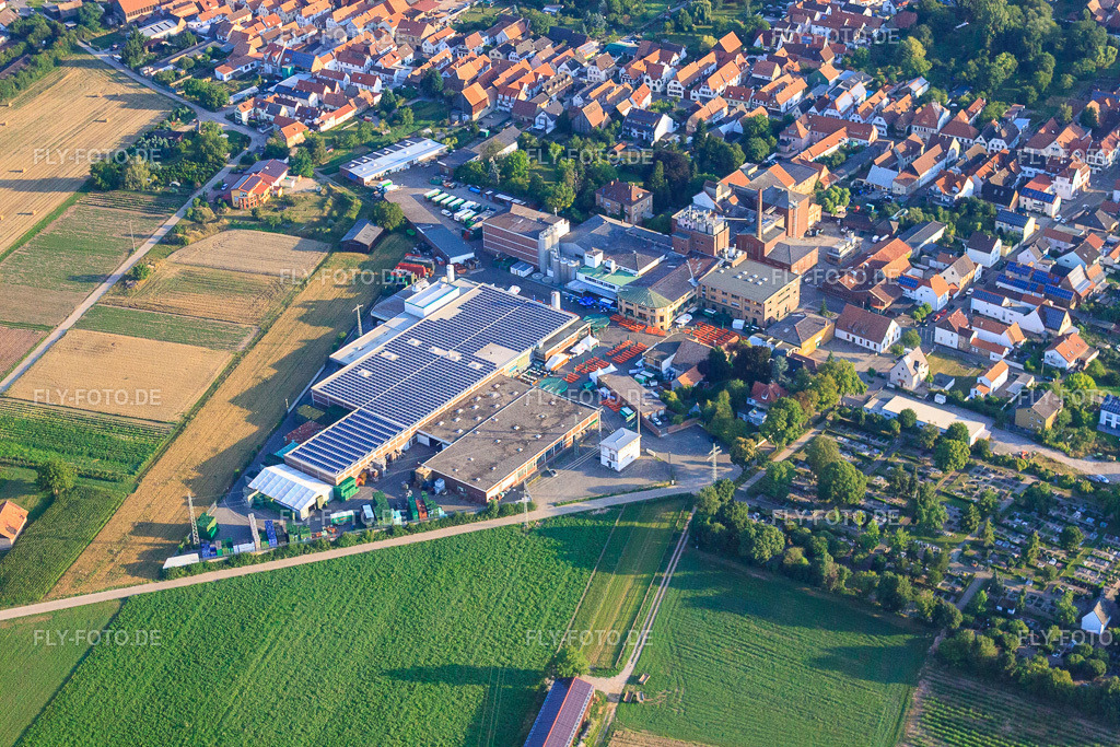 BELLHEIMER BRAUEREI - PARK & Bellheimer Brauereien GmbH & Co. KG http://bellheimer.de/ | Luftbild: BELLHEIMER BRAUEREI - PARK & Bellheimer Brauereien GmbH & Co. KG http://bellheimer.de/ in Bellheim im Bundesland Rheinland-Pfalz in Deutschland. Foto: IMG_70189.jpg vom 19.07.2014 durch Werner Riehm/FLY-FOTO.de - Realisiert mit Pictrs.com