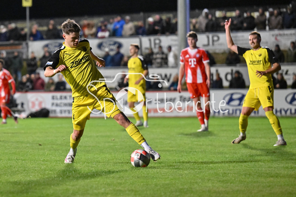 DJK Vilzing - FC Bayern Amateure | am Ball Elija HÄRTL (Djk Vilzing 4) / Regionalliga Bayern: DJK Vilzing - FC Bayern Amateure; Manfred-Zollner Stadion am 23.09.2025