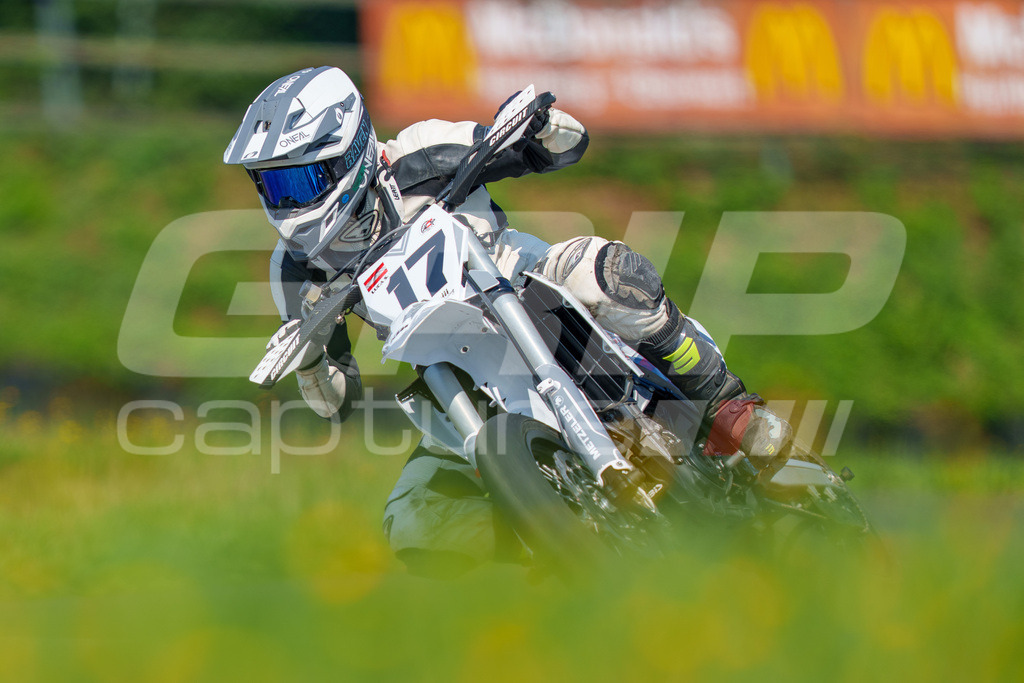 G-Cup + Supermoto Staatsmeisterschaft + Hungarian Supermoto Championship | GRIPcapture steht für authentische Sportfotografie in Österreich – für Momente, die mehr sind als Geschwindigkeit oder Ergebnis. Es geht um Emotion, Spannung, Fokus und den Augenblick, der oft nur einen Wimpernschlag dauert.Ob Motorsport, Teamsport oder 