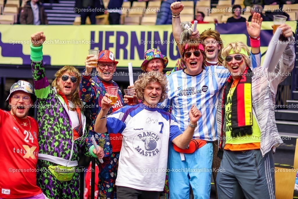 EHF15012602008 | 15.01.2026, Handball, Men's EHF EURO 2026, Deutschland - Östereich, Jyske Bank Boxen in Herning, Dänemark, Preliminary Round: Feature zahlreiche deutsche Fans Zuschauer Besucher feiern ihre Mannschaft und haben sichtlich Spaß 