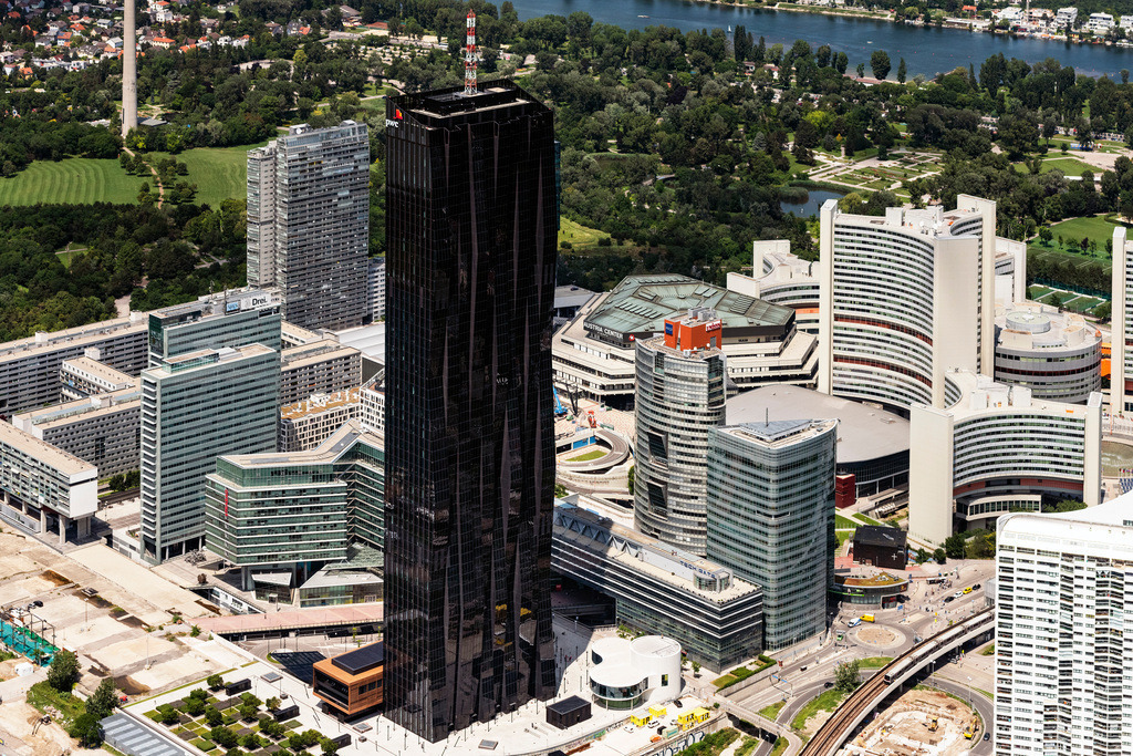 dr__0025081.jpg | WIEN 24.06.2019 Hochhaus- Ensemble mit dem DC Tower von dem Architekten Dominique Perrault und das Internationale Zentrum, im 1996 neu errichteten Stadtteil Donaustadt in Wien in Österreich. Weiterführende Informationen bei: Dominique Perrault Architecture. // High-rise ensemble of with dem DC Tower von dem Architekten Dominique Perrault in 1996 neu errichteten Stadtteil Donaustadt in Vienna in Austria. Further information at: Dominique Perrault Architecture. Foto: Daniel Reiter