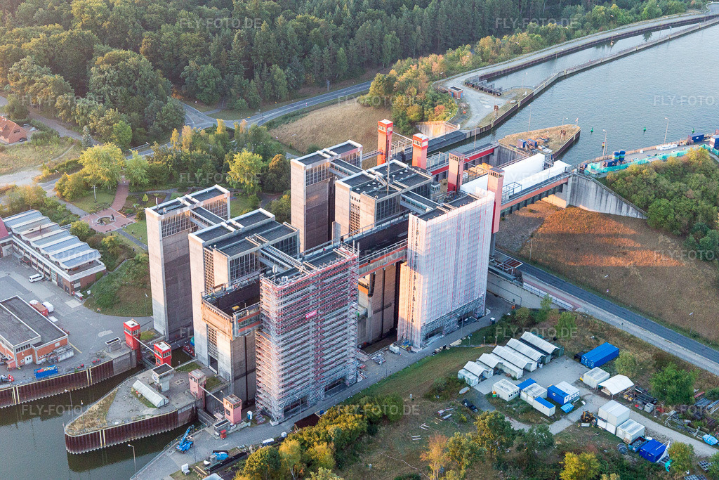 Luftbild: Schiffshebewerk und Schleusenanlagen am Ufer der Wasserstraße des Elbeseitenkanals in Scharnebeck im Bundesland Niedersachsen in Deutschland. Foto: IMG_110165.jpg vom 18.08.2018 durch Werner Riehm/FLY-FOTO.de