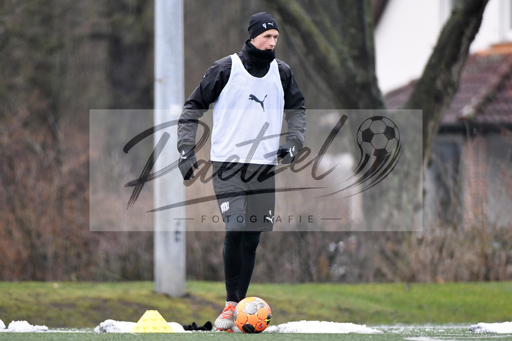20200226_TRAOSN_0082 | Fussball, Herren: Lukas Gugganig (VfL Osnabrueck) in Aktion, am Ball, Einzelaktion waehrend der Trainingseinheit des VfL Osnabrueck im Sportpark Illoshoehe am 26.02.2020 in Osnabrueck, Deutschland. - Realisiert mit Pictrs.com