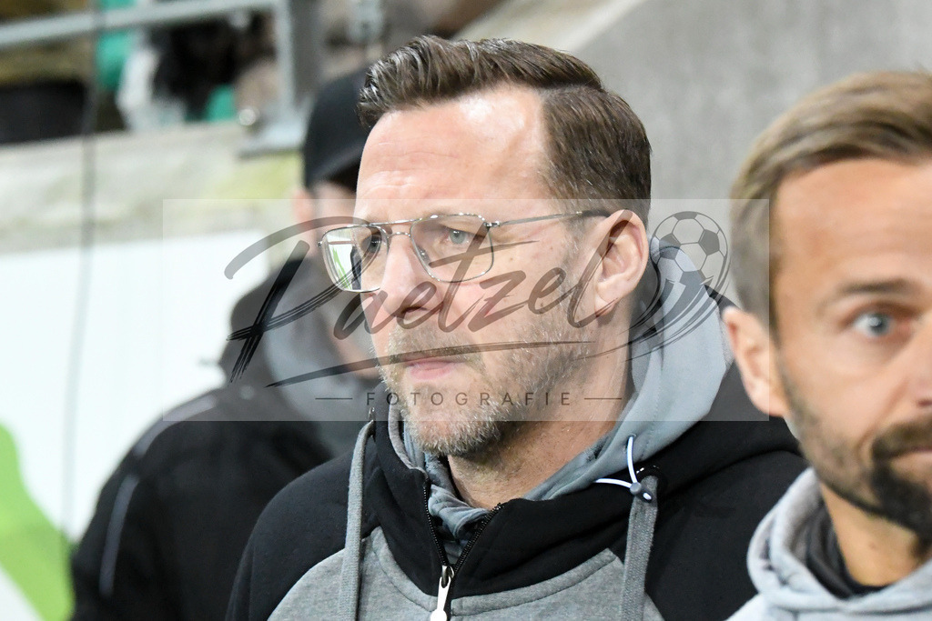 20200214_SCPFWK_0038 | Fussball, Herren: Trainer Sascha Hildmann (SC Preussen Muenster) schaut waehrend des Spiels der 3. Liga zwischen SC Preussen Muenster und FC Wuerzburger Kickers im Preussenstadion am 14.02.2020 in Muenster, Deutschland.DFB / DFL REGULATIONS PROHIBIT ANY USE OF PHOTOGRAPHS AS IMAGE SEQUENCES AND/OR QUASI-VIDEO. - Realisiert mit Pictrs.com